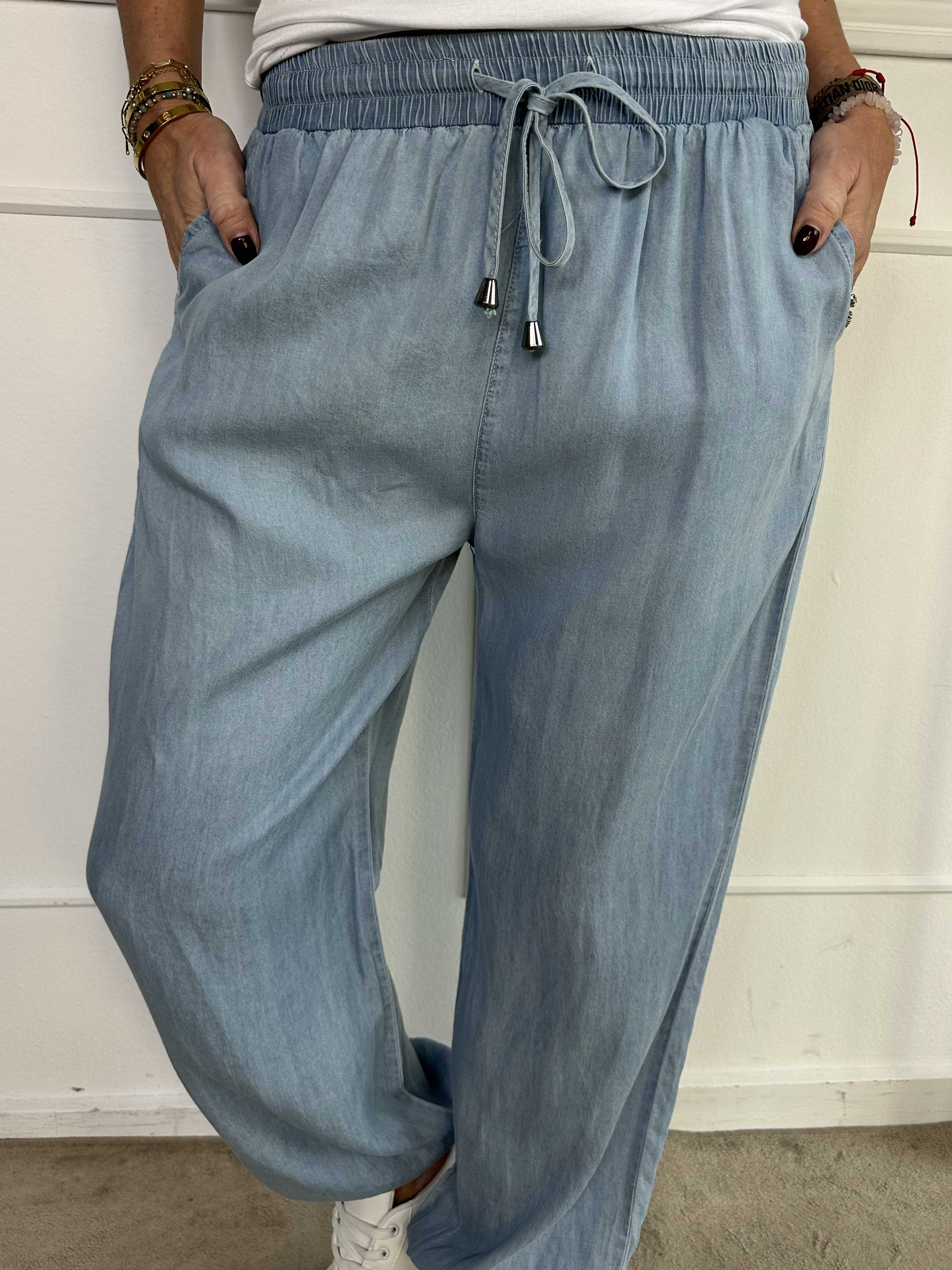 Andie - Lös byxa i denimlook med resår i midjan